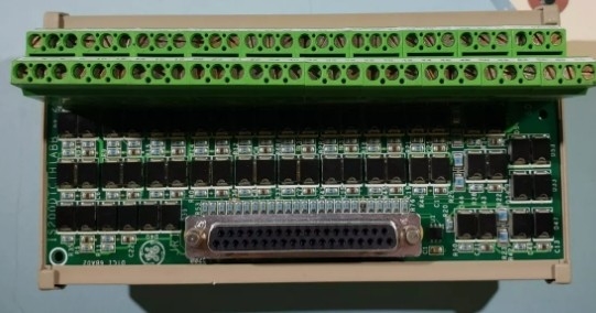 IS210DTCIH1A GE グループ隔離ターミナルボード Mark VI シリーズ DIN-レール付きのシンプレックスカントクト入力
