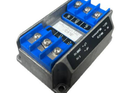 IPC704 244-704-000-042 A1-B03-C100-D100-E5-F2000-G0-H0-I0 ローヤリングハウジングの振動速度測定のためのピエゾ電気充電信号コンディショナー
