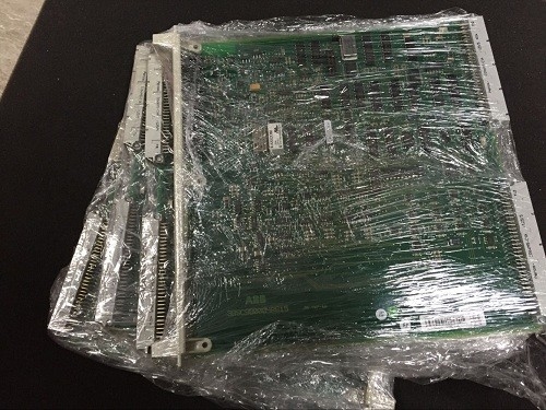 DSBC176 ABB S100入力/出力のバス機能拡張装置板モジュールPLCの予備品3BUR001661R1